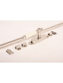 Krukespagnolet kruk 939 met stangen maat 2400mm in Blinkend nikkel met antiek wit porselein.