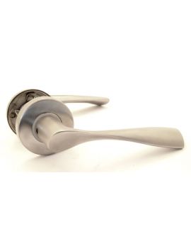 deurkrukken (paar) met vaste, geveerde rozet maat 125mm in Massief RVS.