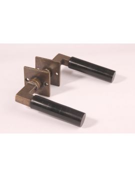 deurkrukken (paar) met standaard rozetten maat 120mm in Brons antiek met bakeliet.
