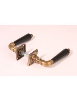 deurkrukken (paar) met standaard rozetten maat 115mm in Brons antiek met zwart ebbenhout.