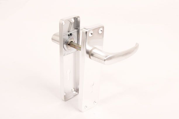 conversie uitzetten Scherm Goedkope deurkruk aluminium op plaat (goedkope lichte bouwkruk) maat 155mm.
